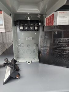 Does an AC unit need a disconnect switch? 3 Does an AC unit need a disconnect switch?